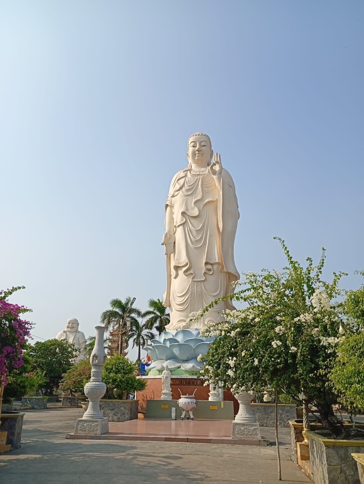 Statue de Bouddha Amitabha debout au temple Vinh Trang Vietnam, photo gratuite