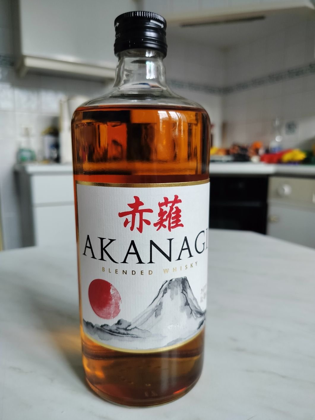 Bouteille d'Akanagi sur une table