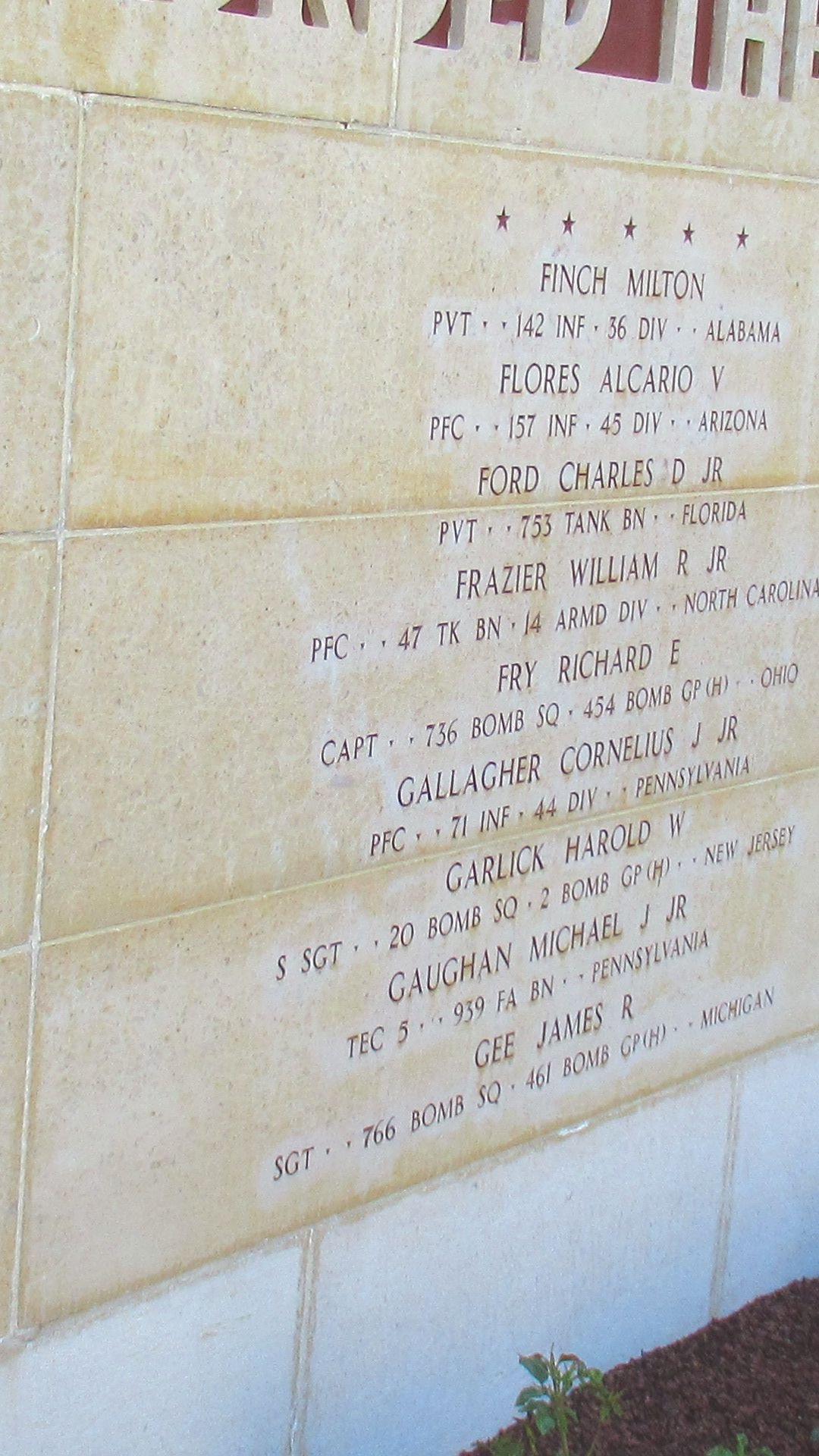 Des noms des illustres disparus de la deuxième guerre mondial sur le mur mémorial du cimetière américain à Epinal dans les Vosges photo gratuite