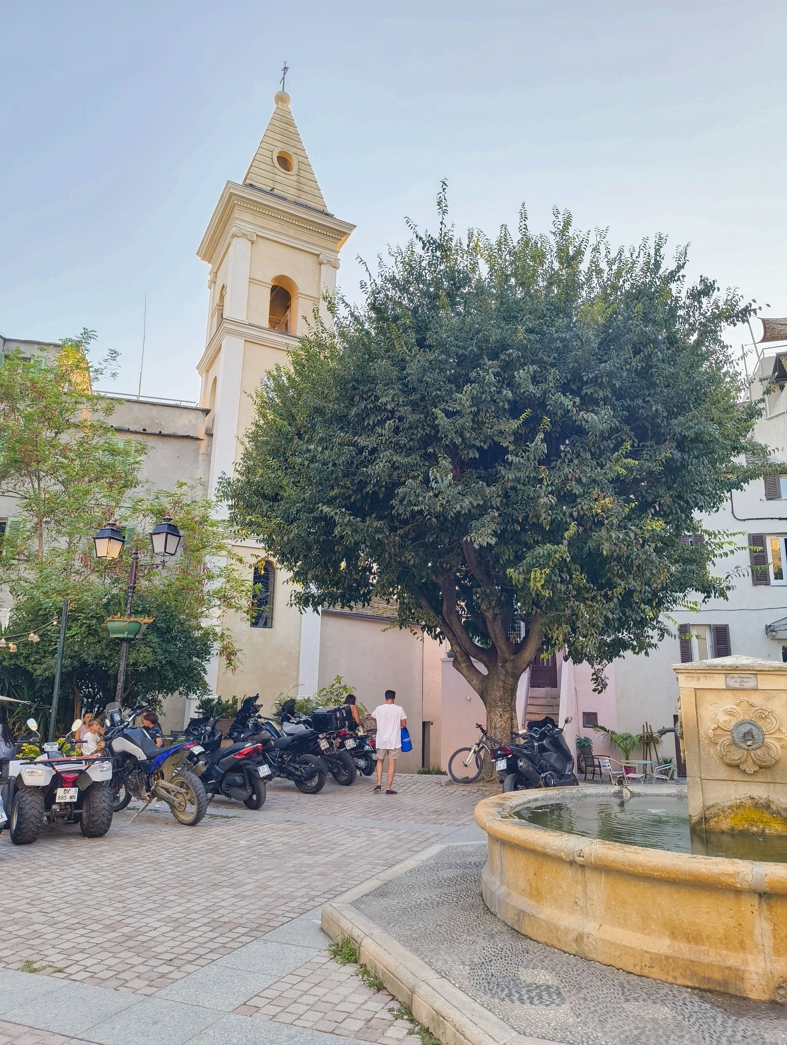 La place de l'église de Saint-Florent en Corse, photo gratuite