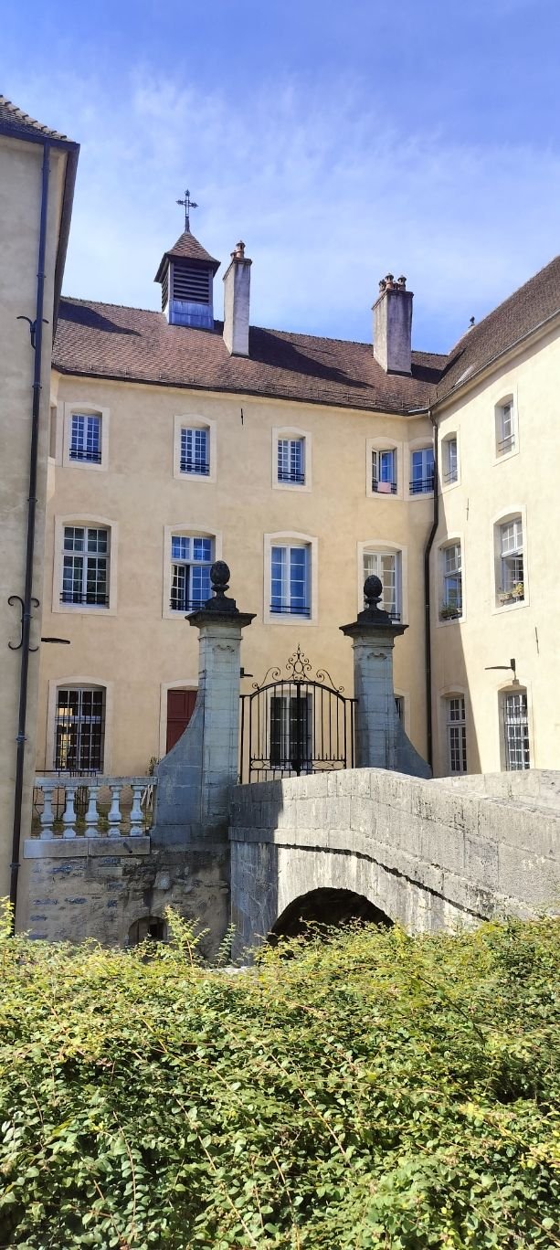 Place aux fleurs à Dole dans le Jura en Franche-Comté - Place aux fleurs em Dole em Jura em Franche-Comté Foto gratuita