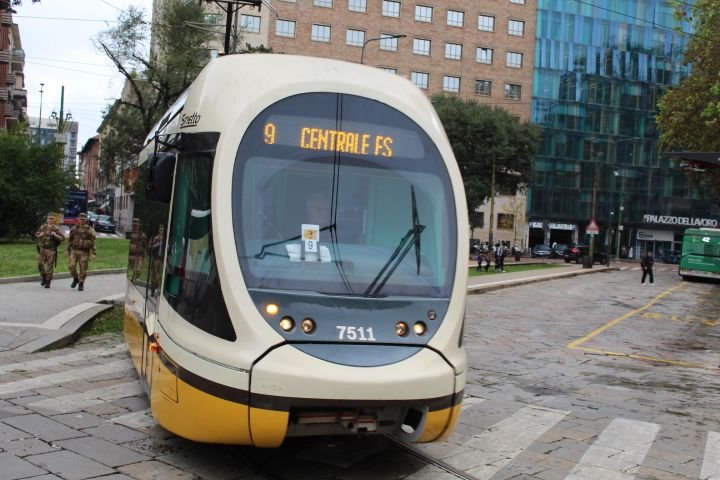 Vue de face d'un tramway électrique, transport en commun, mobilité, en déplacement dans la ville de Milan Lombardie en Italie photo gratuite