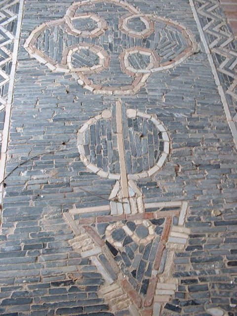 Un motif géométrique en pierres incrustées sur un mur photo gratuite