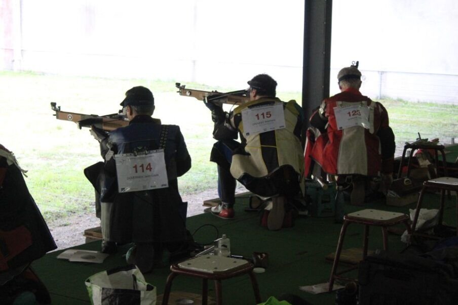 Tireurs en action – 44ᵉ Championnat de France de tir à l’arbalète match photo gratuite
