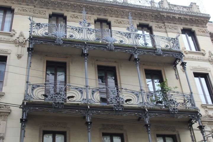 Le balcon de la Casa Ferrario à Milan, photo gratuite