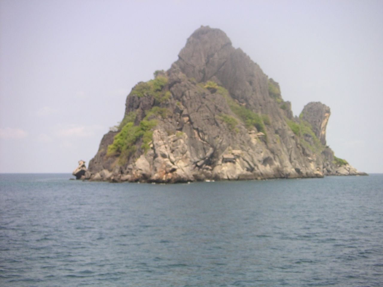 Koh Ngam Noi, une île située dans le golfe de Thaïlande, au large de la côte de Chumphon, une formation rocheuse, photo gratuite