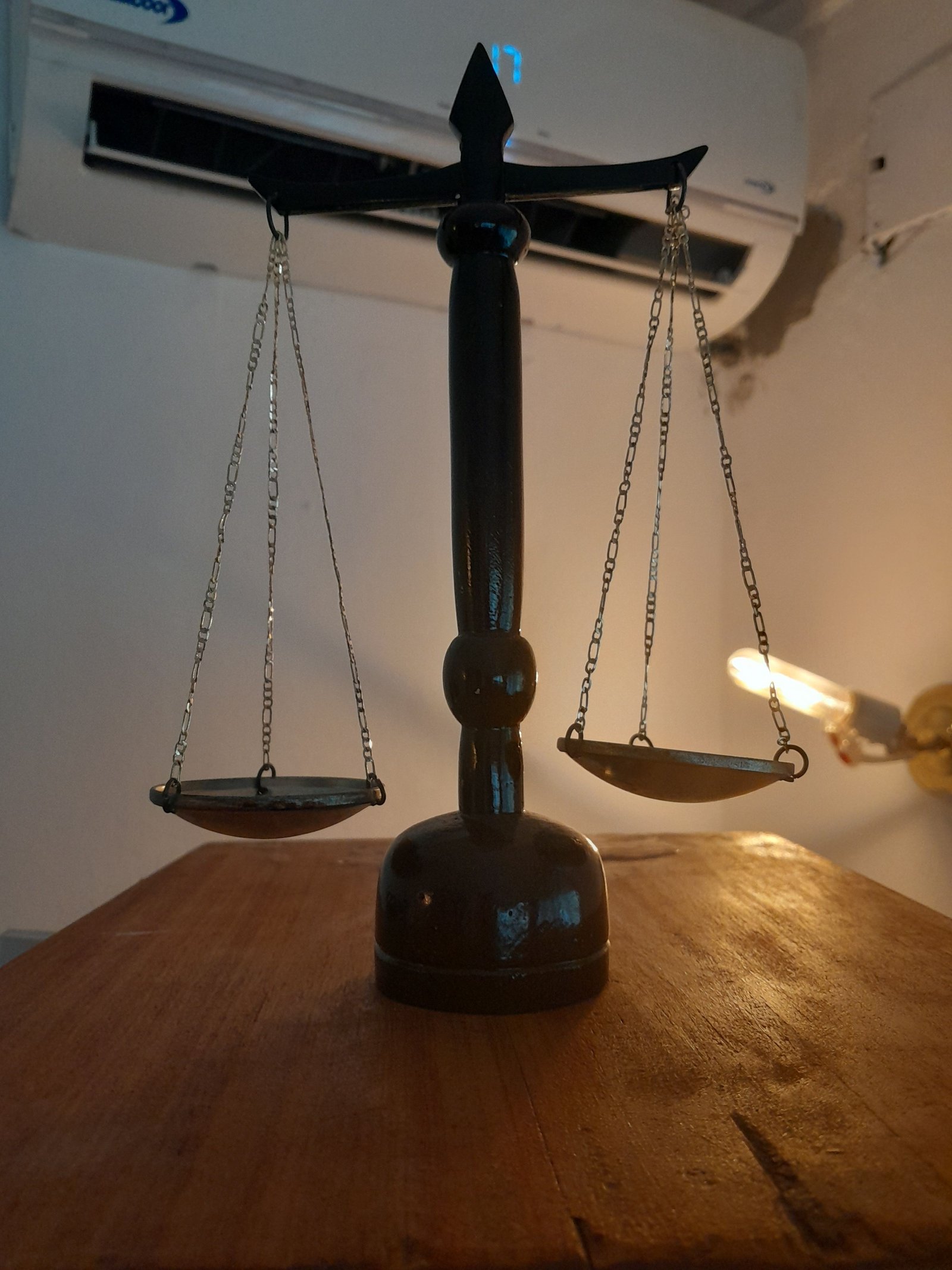 Balance de la justice sur une table en bois photo gratuite