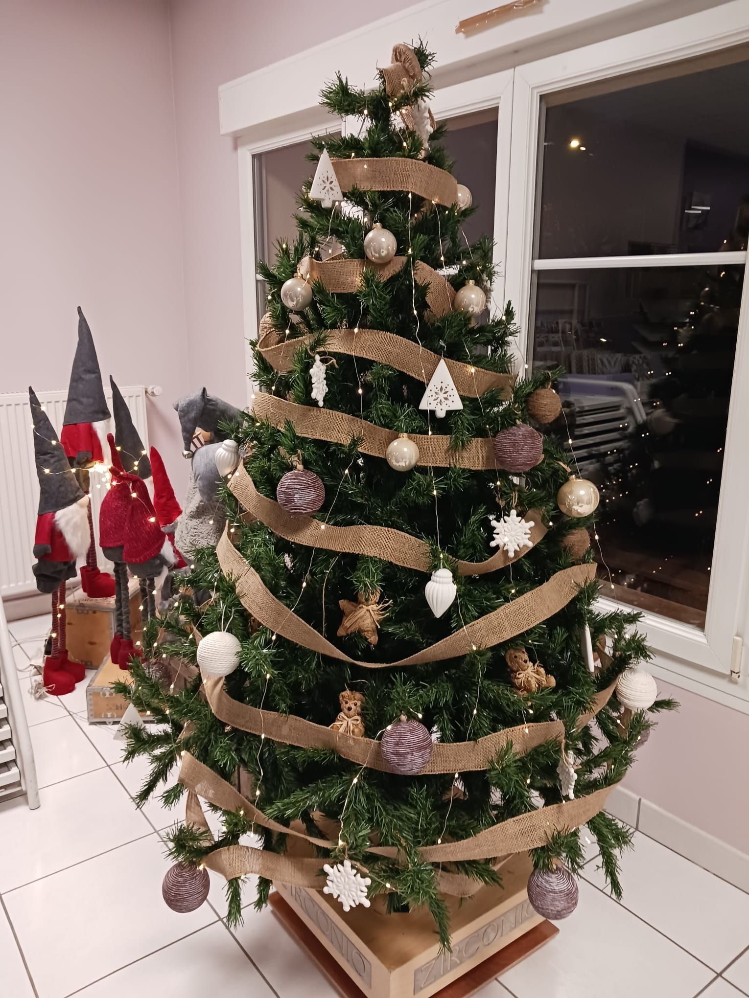 Un sapin de Noël décoré, photo gratuite