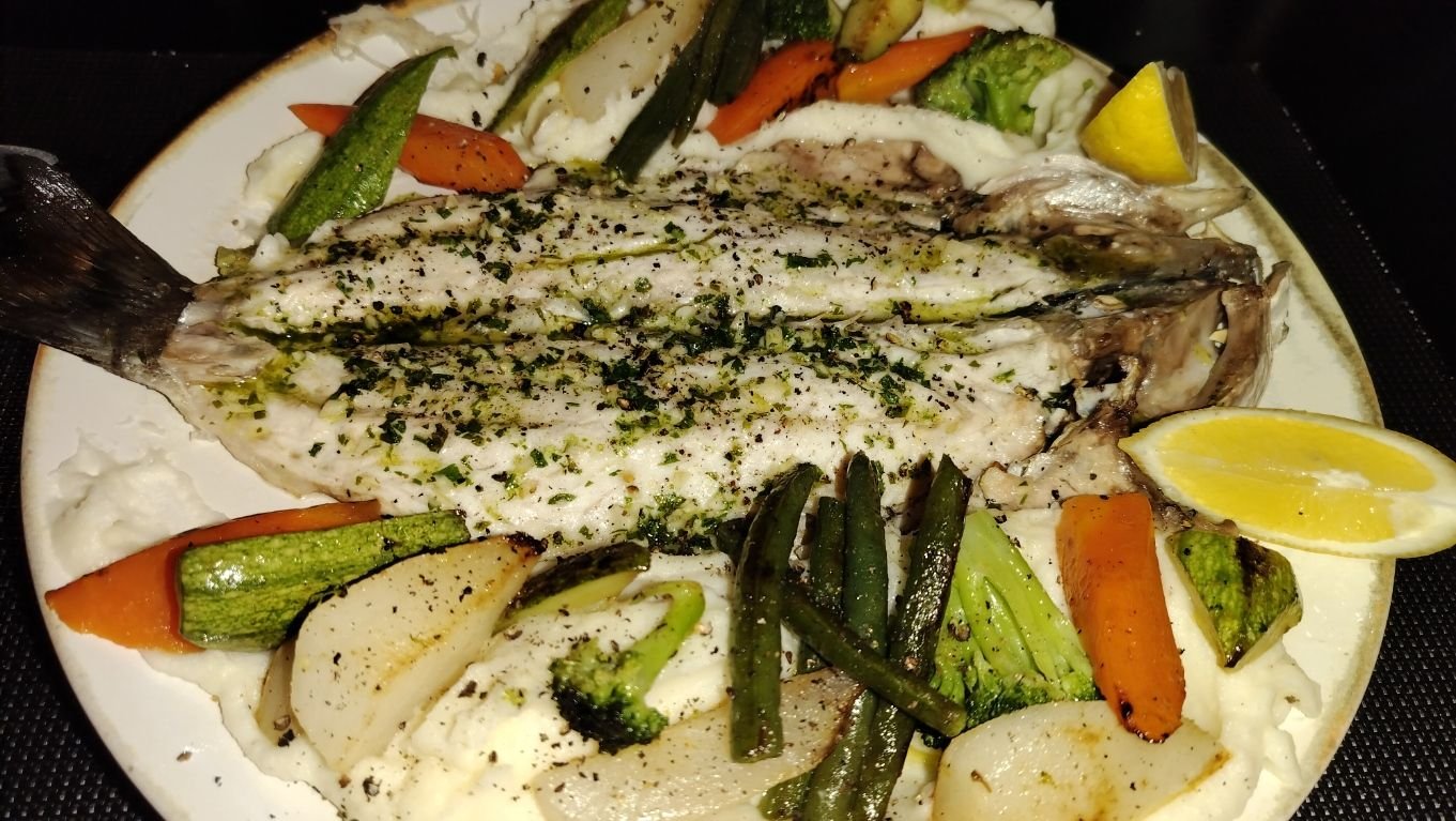 Plat de filet de Bar aux légumes, photo gratuite