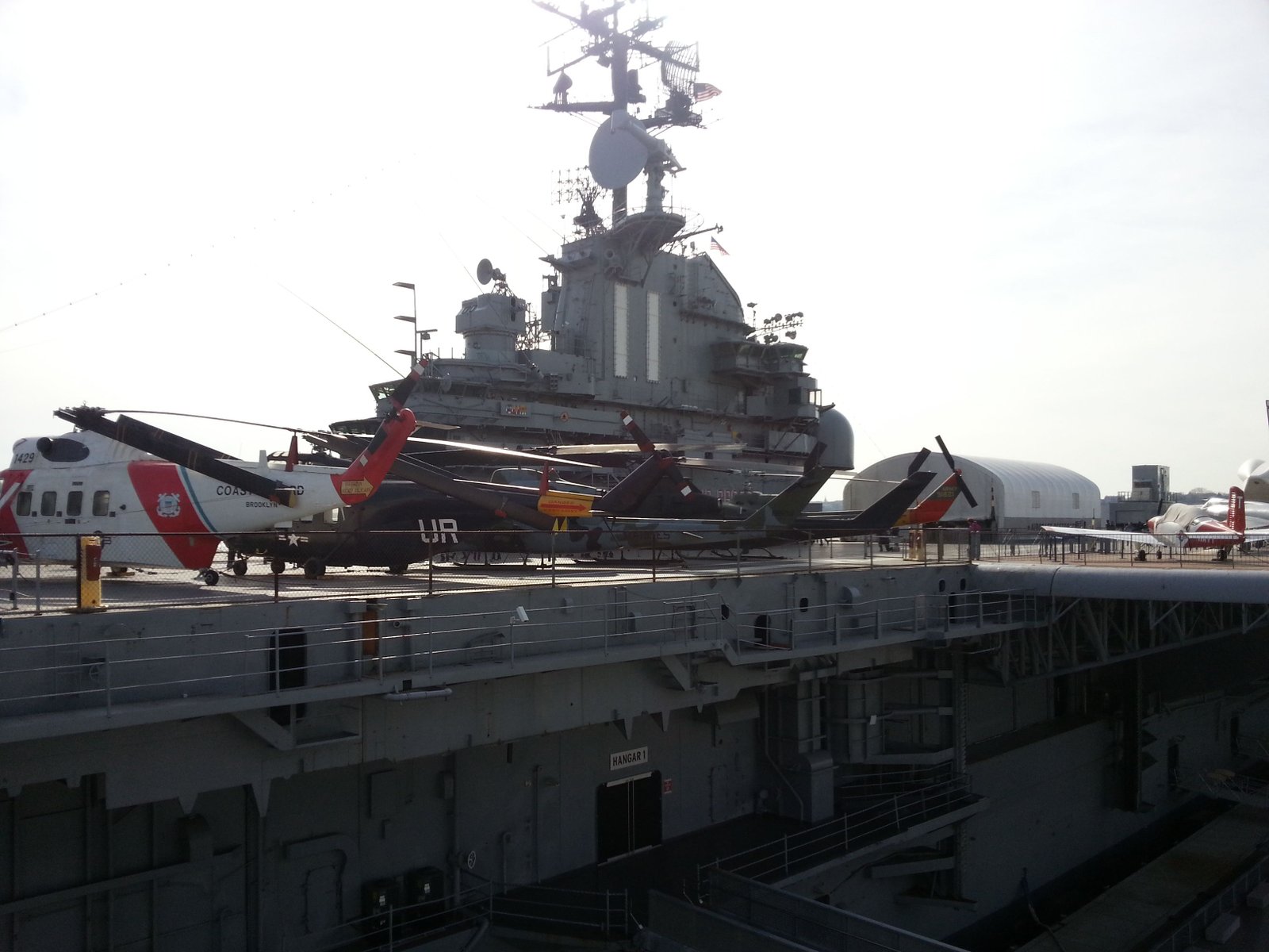 Des avions sur Intrepid Sea-Air-Space Museum à New York, États-Unis, pont de contrôle de navire de guerre photo gratuite