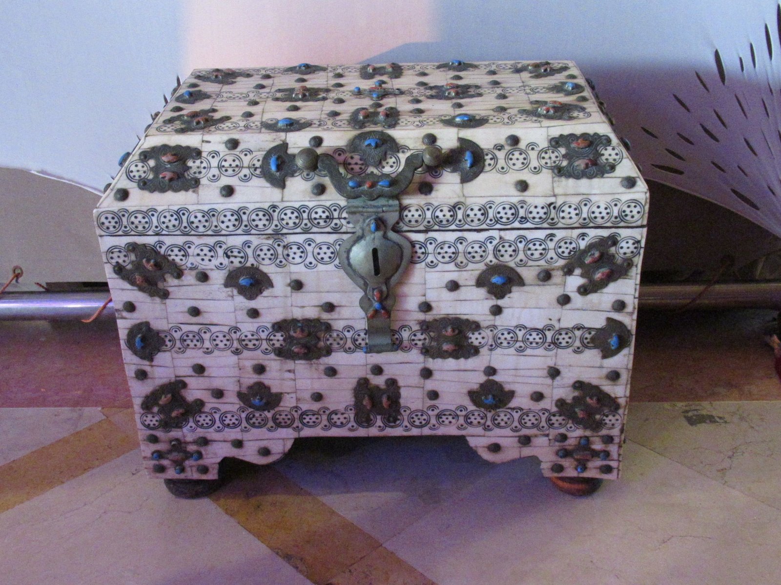 Coffre artisanal marocain coloré