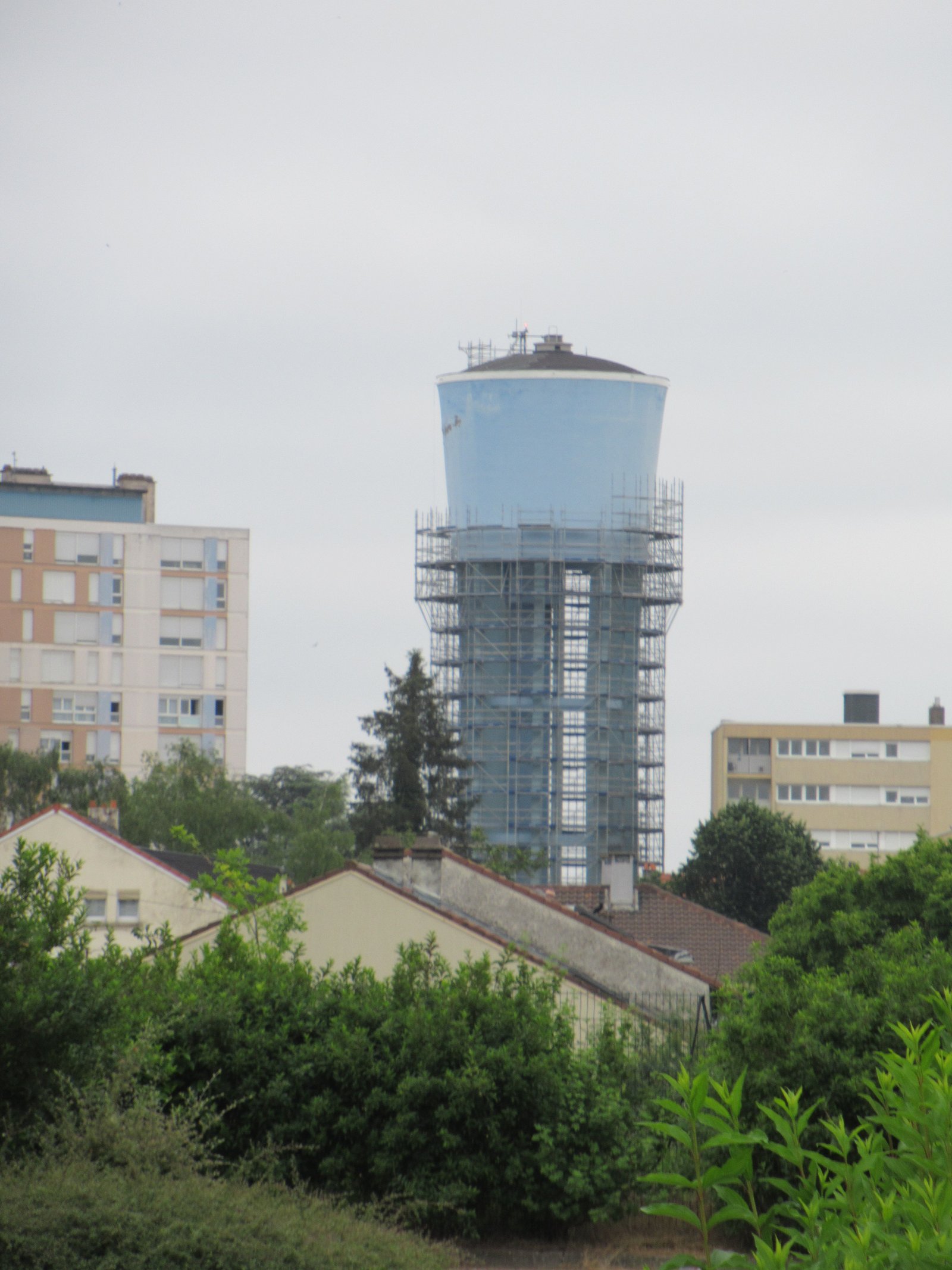 Vue sur un grand château d'eau blanc