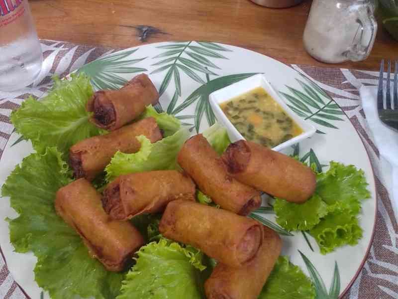 Des rouleaux croustillants frits, légumes, photo gratuite