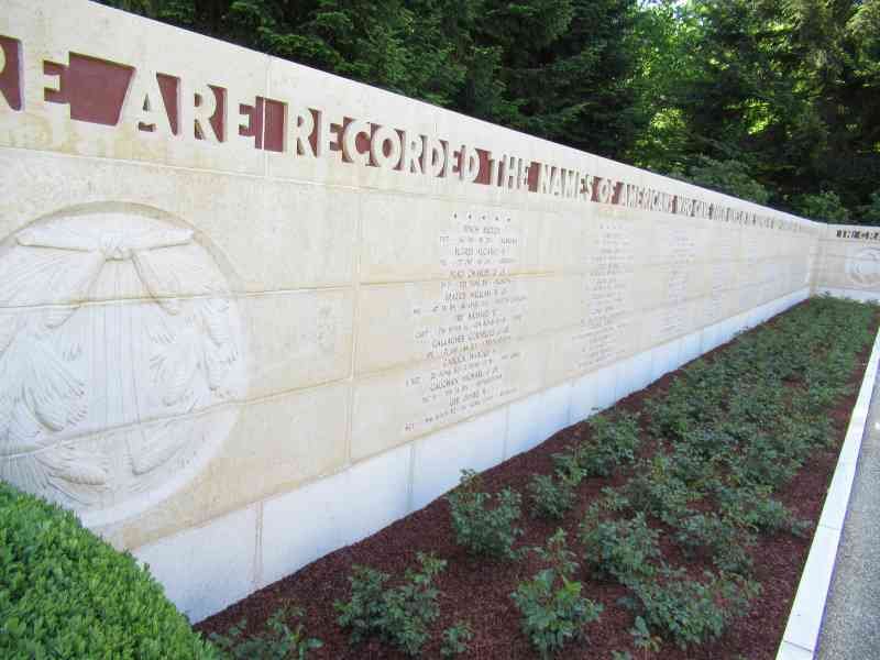 Mur du mémorial des disparus de la Seconde Guerre mondiale au cimetière américain le Quéquement à Épinal photo gratuite