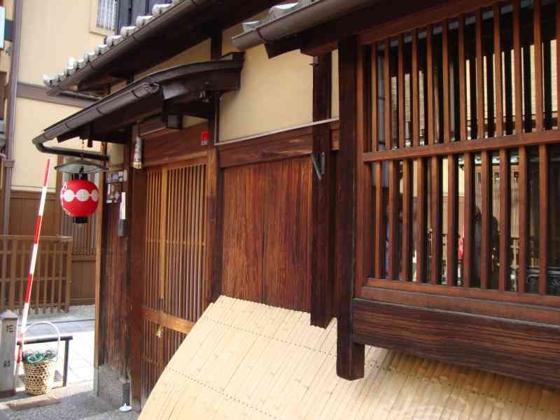Entrée d'une maison en bois avec une lanterne rouge typique du Japon en Asie photo gratuite