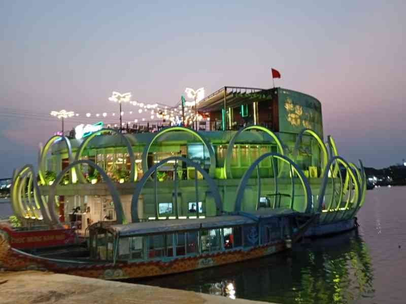 Restaurant flottant Song Huong à Hué, au Vietnam, photo gratuite