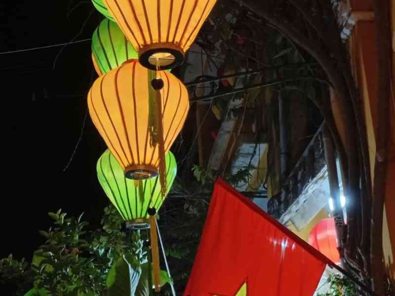 Lanternes et le drapeau vietnamien suspendus, photo gratuite