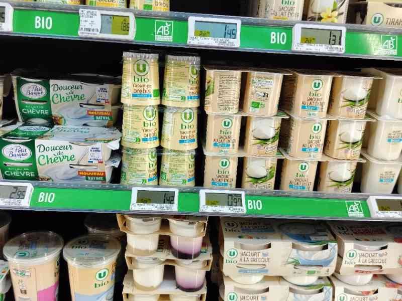 Produits laitiers bio de marque U à vendre dans un supermarché photo gratuite