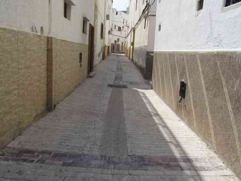 Ruelle étroite caractéristique de la médina de Rabat, au Maroc, photo gratuite