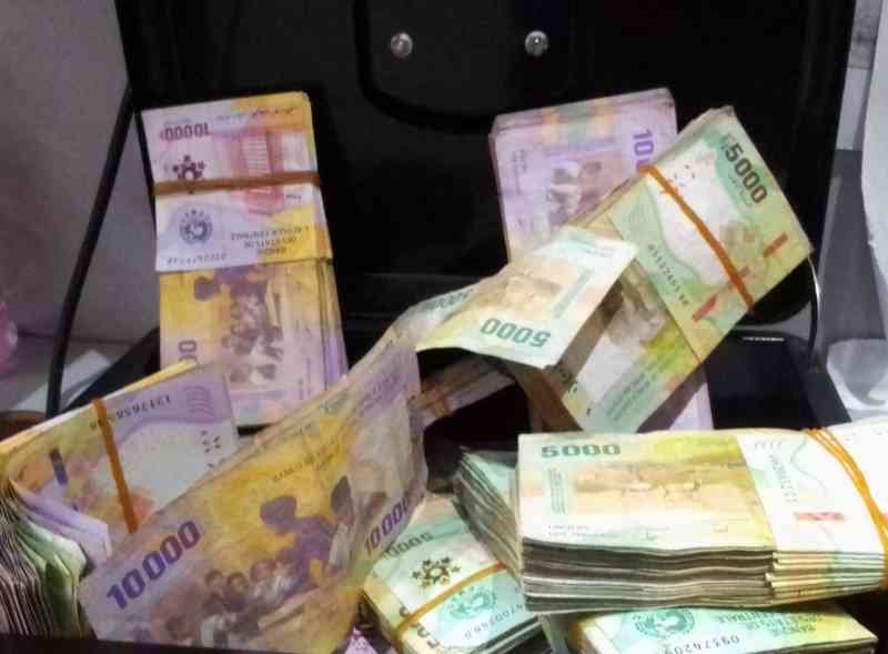 Liasses de billets en francs CFA dans une caisse photo gratuite