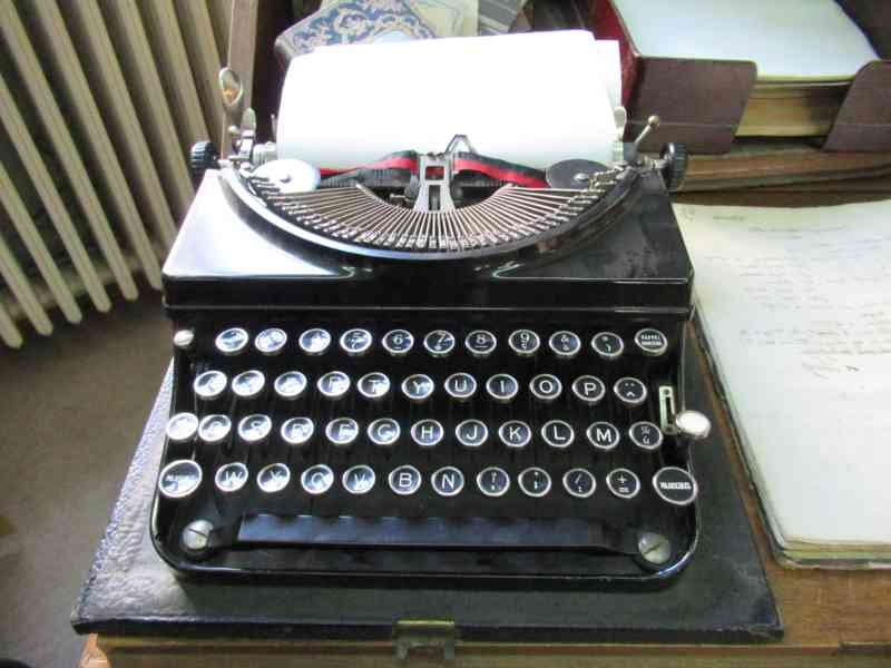Machine à écrire modèle ancien