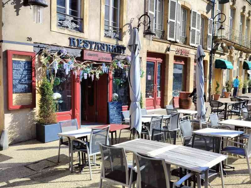 Tables extérieures du restaurant L'Assiette Et Le Verre