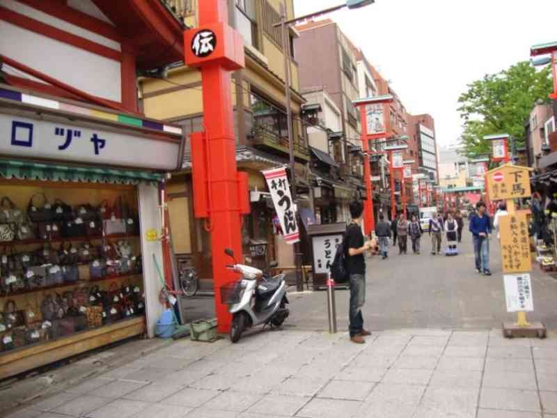 Rue commerçante à Asakusa, Tokyo photo gratuite