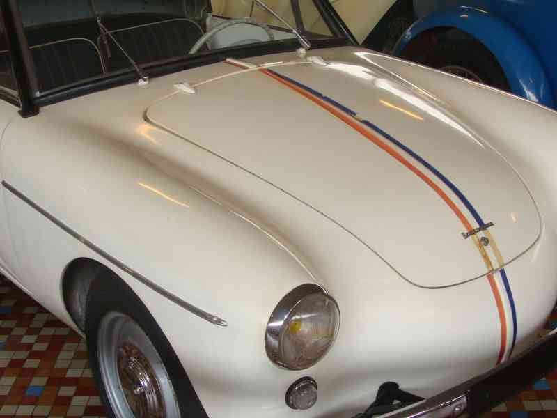 Voiture ancienne blanche de collection française photo gratuite