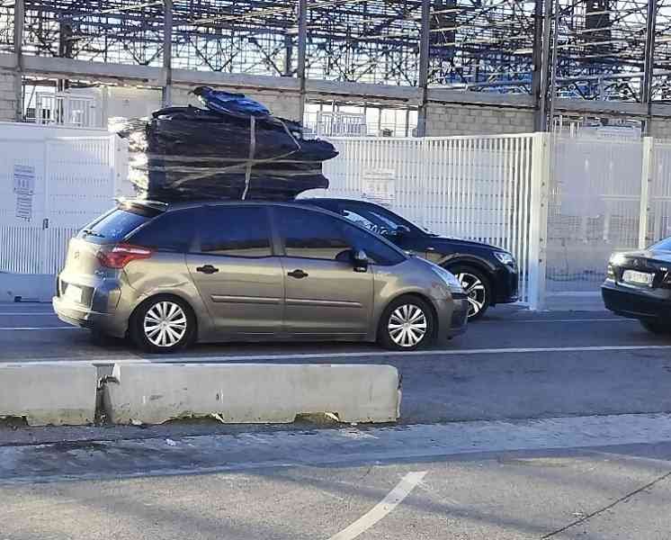 Aperçu d'une voiture transportant une charge sur son toit