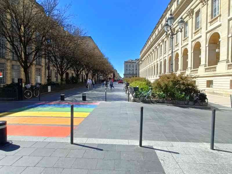 Un passage piéton aux couleurs de l'arc-en-ciel dans une ruelle de France, des bâtiments, photo gratuite