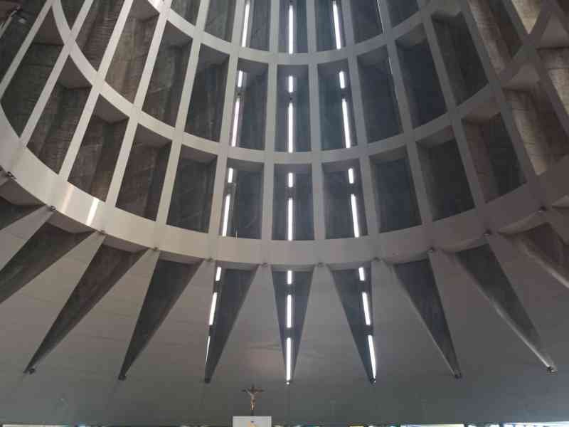 Intérieur de la basilique-sanctuaire Madonna delle Lacrime en Sicile Italie, photo gratuite