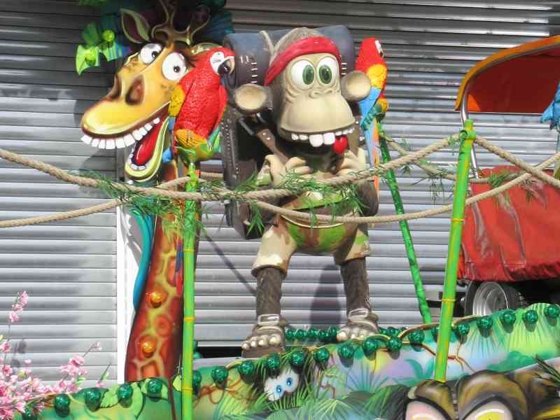 Aire de jeux de la jungle et la savane à une fête foraine