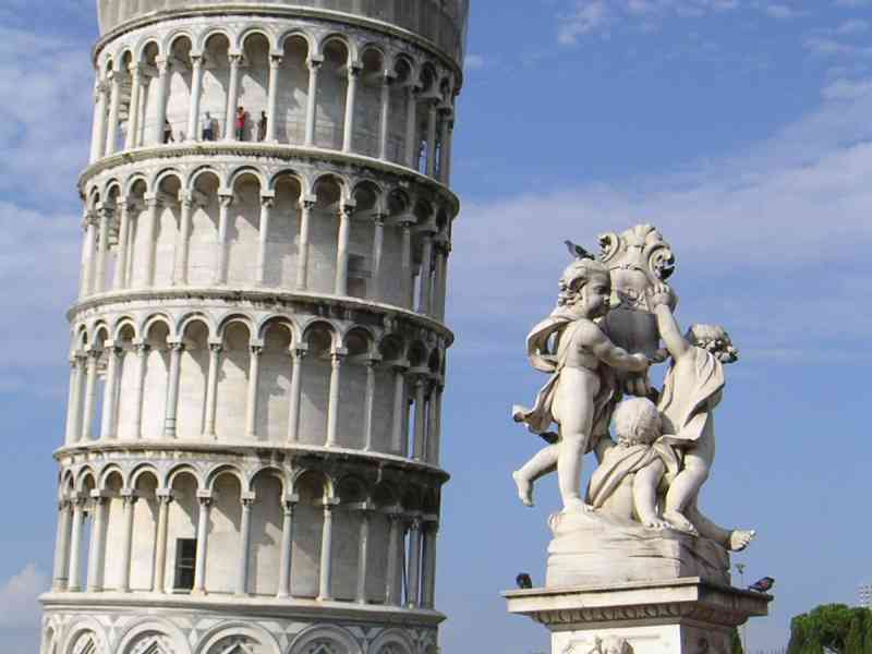 Bas de la Tour de Pise Italie avec touristes
