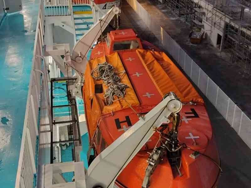 Le canot de sauvetage moderne de sécurité porté par un bateau de croisière au port photo gratuite