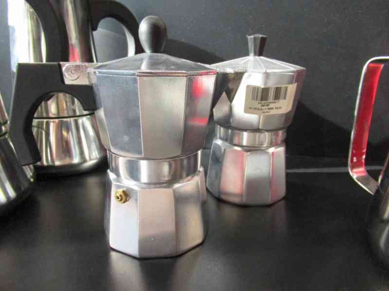 Cafetières vintages italiennes en vente dans un magasin