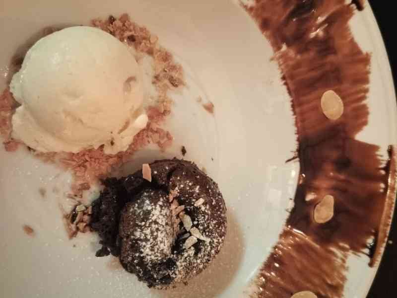 Fondant au chocolat dans une assiette photo gratuite