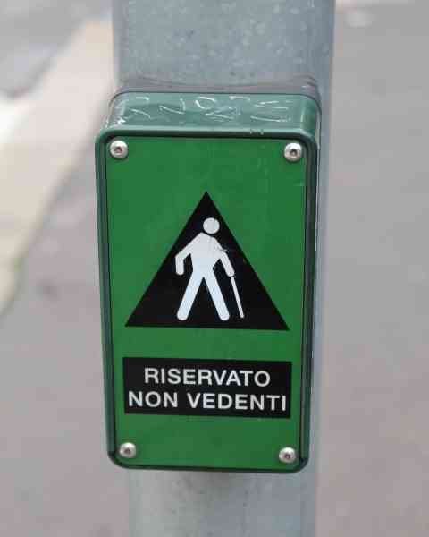 Panneau de signalisation italien indiquant une zone ou un dispositif réservé aux personnes non-voyantes, photo gratuite