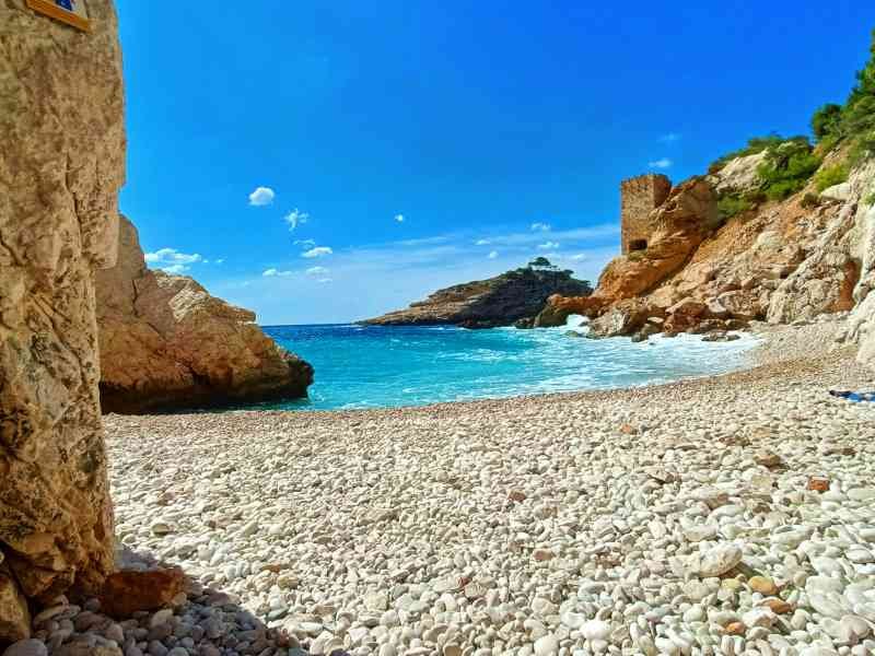 La Calanque de l'Erevine, une crique située sur la Côte Bleue, a l'ouest de Marseille, photo gratuite