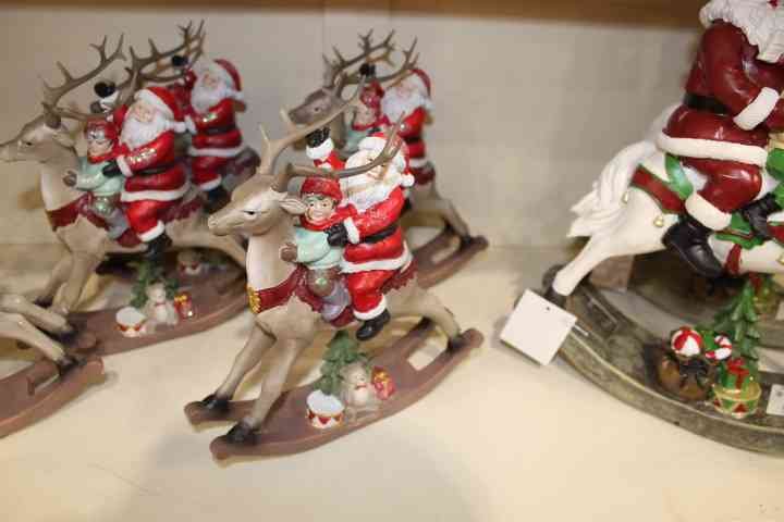 Figurine de père Noël et un enfant sur un cheval photo gratuite