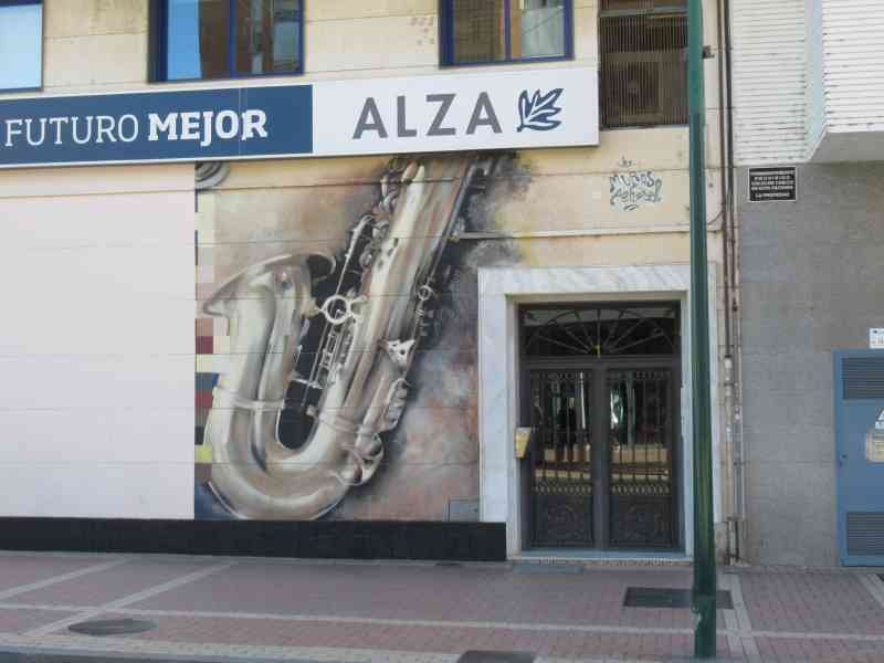 Un magasin de musique avec une enseigne et une fresque murale Saxophone, photo gratuite