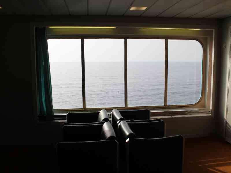 Un espace de repos à l'intérieur d'un bateau avec une vue sur la mer, photo gratuite