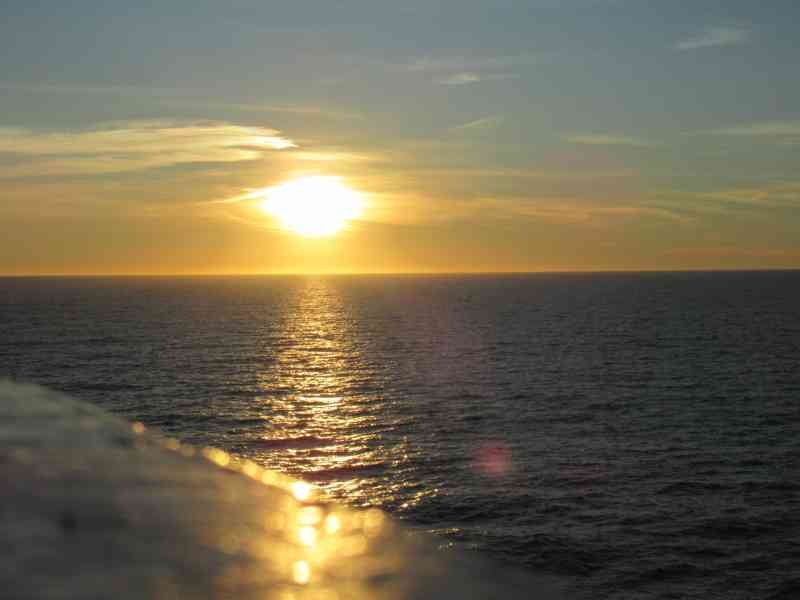 Coucher du soleil à l'horizon sur la mer photo gratuite