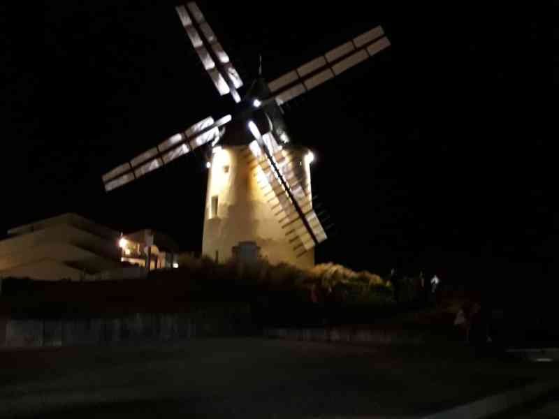 Moulin de Bénesse-lès-Dax éclairé de nuit, photo gratuite