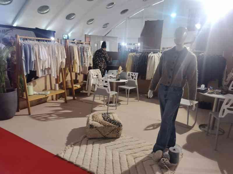Un stand de mode et de design d'intérieur, photo gratuite