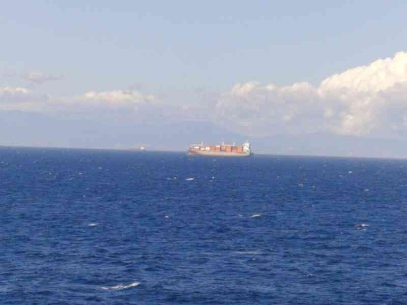 Vue de loin du bateau porte-conteneur, transport maritime photo gratuite
