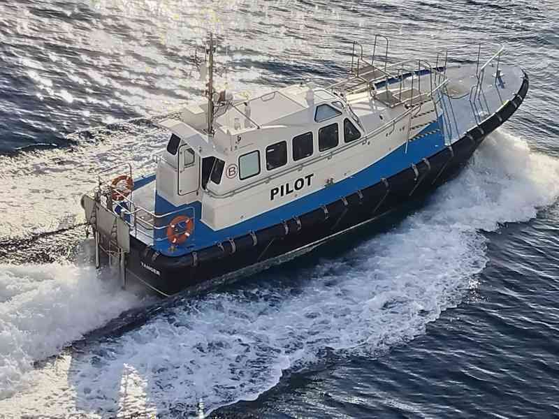 Un bateau pilote en déplacement, photo gratuite