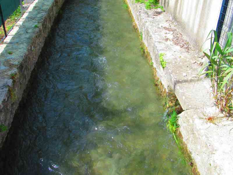 Canal d'irrigation en Provence