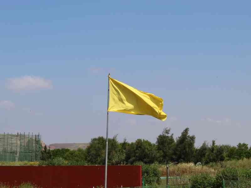 Drapeau sur un terrain de tir, photo gratuite