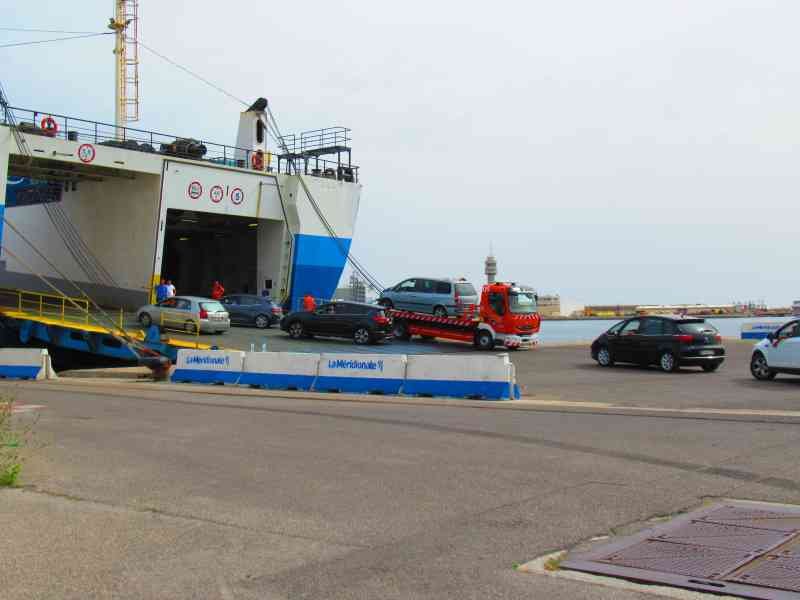 Embarquement de véhicules sur un ferry