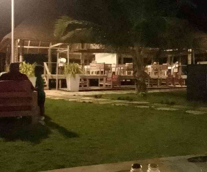 Un moment de détente en soirée, restaurant, photo gratuite